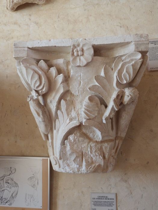 chapiteau : Animaux musiciens (n°144) - © Ministère de la Culture (France), Conservation des antiquités et des objets d’art de l'Yonne – Tous droits réservés