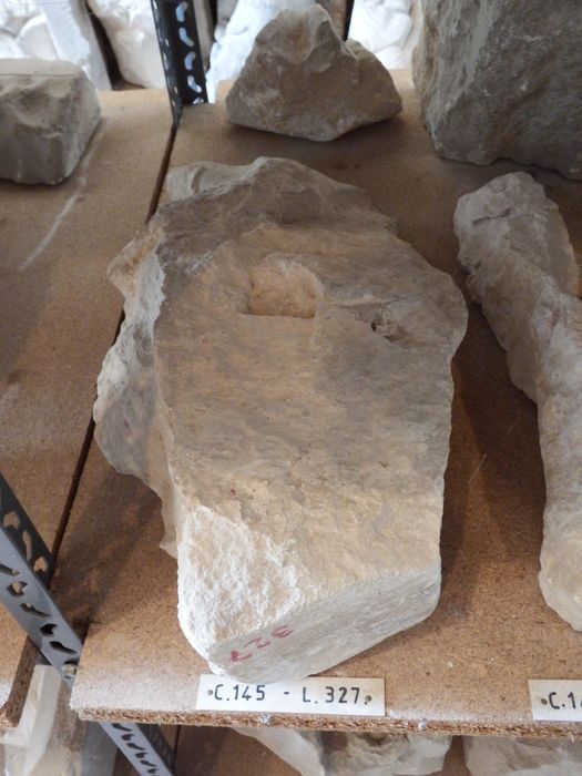 fragment de chapiteau historié (n°145) - © Ministère de la Culture (France), Conservation des antiquités et des objets d’art de l'Yonne – Tous droits réservés