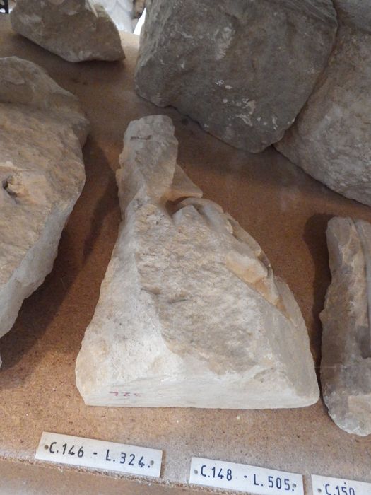 fragment de chapiteau : Décor végétal (n°146) - © Ministère de la Culture (France), Conservation des antiquités et des objets d’art de l'Yonne – Tous droits réservés