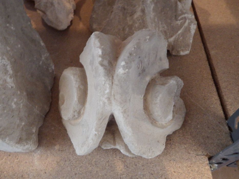 fragment de chapiteau : Volutes d'un angle (n°147) - © Ministère de la Culture (France), Conservation des antiquités et des objets d’art de l'Yonne – Tous droits réservés