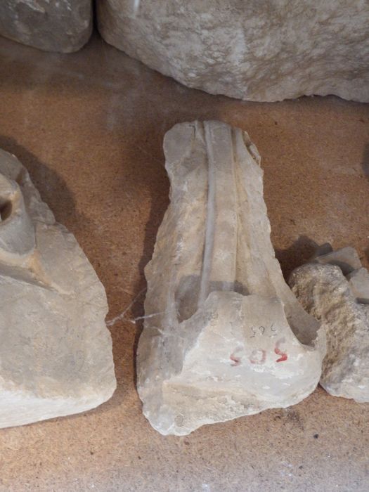 fragment sculpté : Une grande feuille (n°148) - © Ministère de la Culture (France), Conservation des antiquités et des objets d’art de l'Yonne – Tous droits réservés
