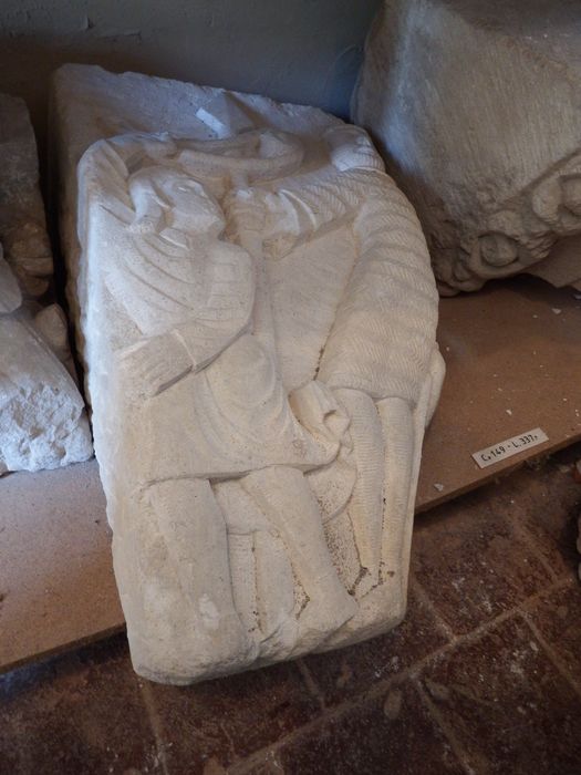 fragment de chapiteau historié : David et Goliath (n°149) - © Ministère de la Culture (France), Conservation des antiquités et des objets d’art de l'Yonne – Tous droits réservés