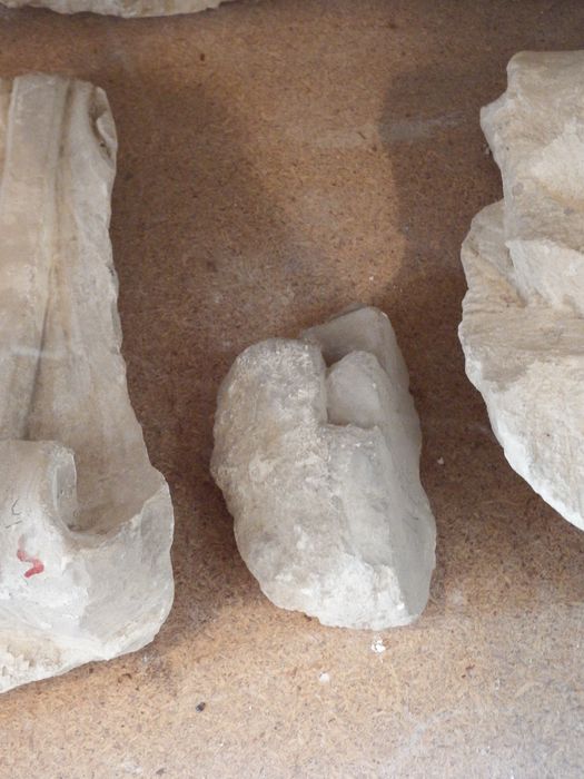 fragment sculpté : Une feuille (n°150) - © Ministère de la Culture (France), Conservation des antiquités et des objets d’art de l'Yonne – Tous droits réservés