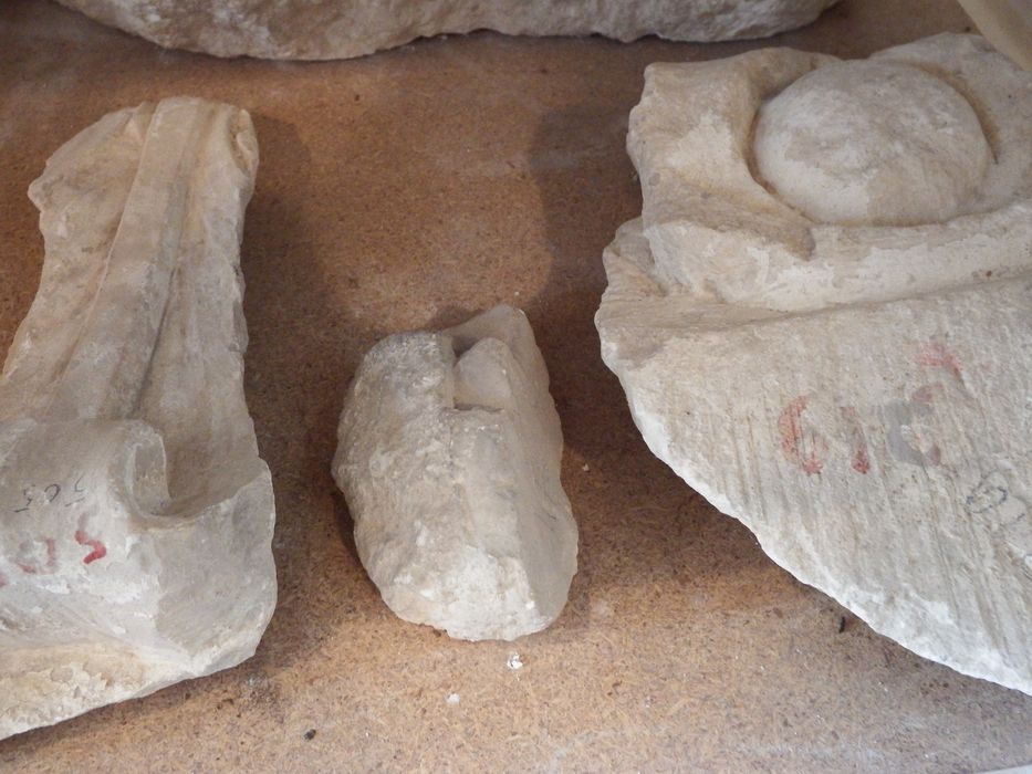 fragment sculpté : Une feuille (n°150) - © Ministère de la Culture (France), Conservation des antiquités et des objets d’art de l'Yonne – Tous droits réservés 