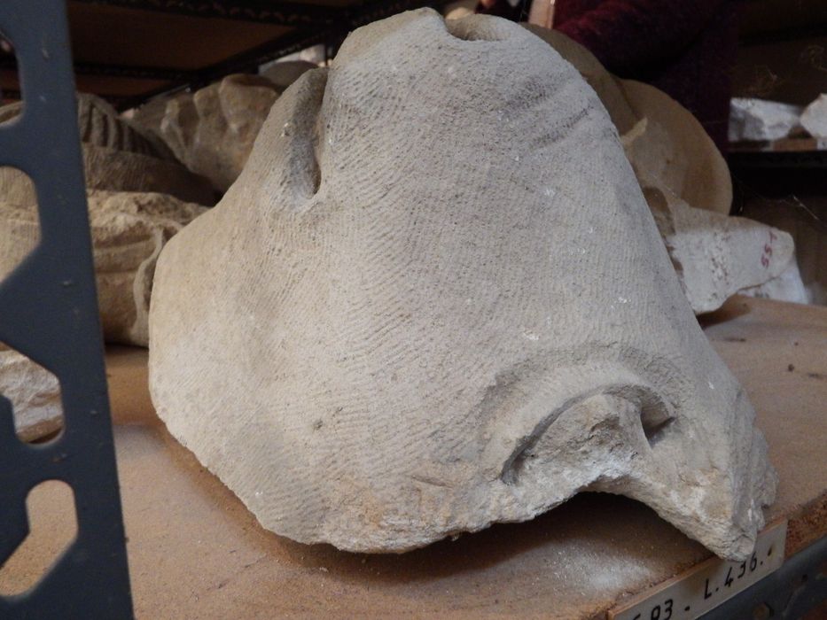 fragment sculpté : Tête de monstre (n°93) - © Ministère de la Culture (France), Conservation des antiquités et des objets d’art de l'Yonne – Tous droits réservés