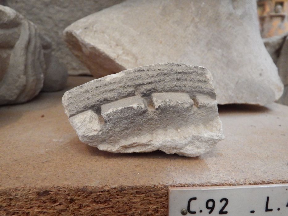 fragment sculpté : Mâchoire d'une tête de monstre (n°92) - © Ministère de la Culture (France), Conservation des antiquités et des objets d’art de l'Yonne – Tous droits réservés