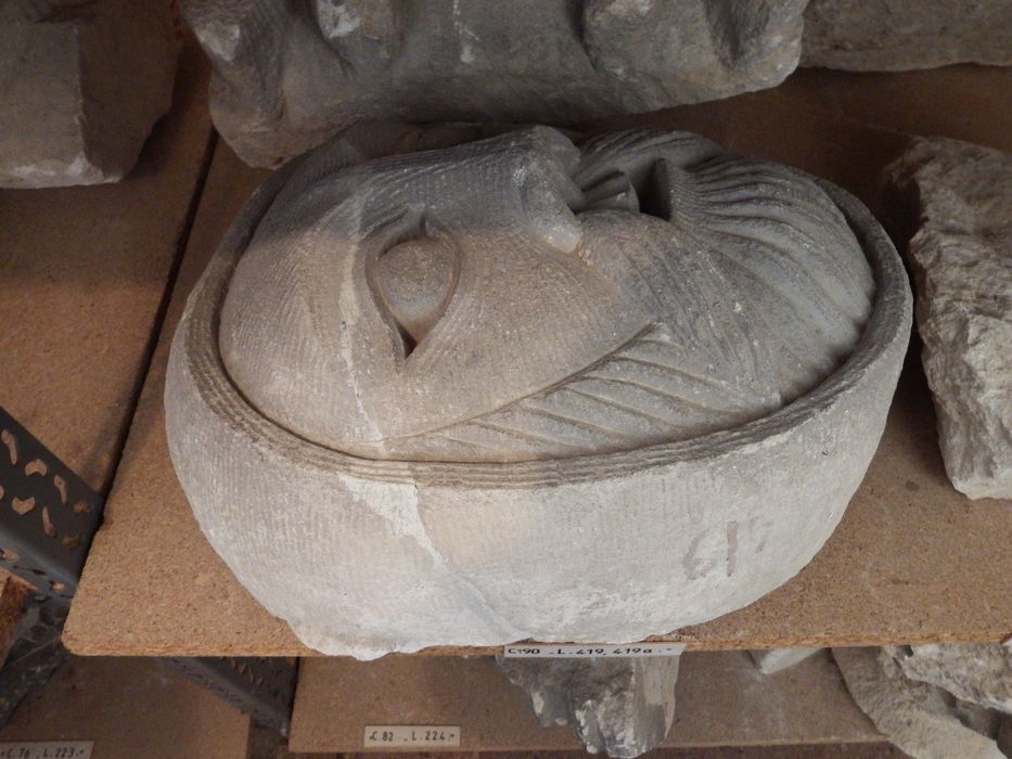 fragment sculpté : Tête humaine (n°90) - © Ministère de la Culture (France), Conservation des antiquités et des objets d’art de l'Yonne – Tous droits réservés