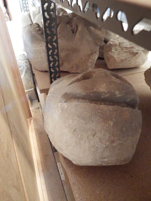 fragment sculpté : Tête de monstre (n°88) - © Ministère de la Culture (France), Conservation des antiquités et des objets d’art de l'Yonne – Tous droits réservés