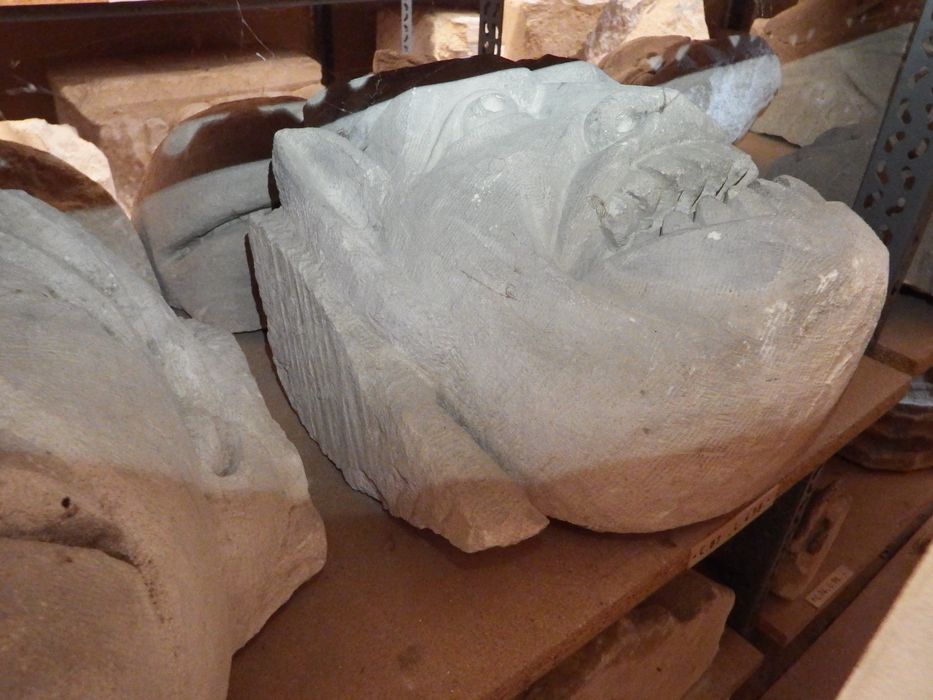 modillon : Tête humaine (n°87) - © Ministère de la Culture (France), Conservation des antiquités et des objets d’art de l'Yonne – Tous droits réservés