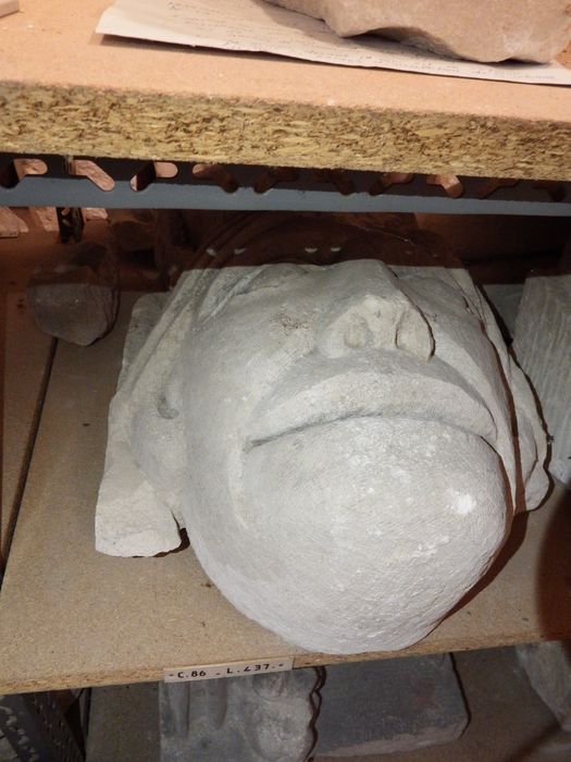 modillon : Tête humaine (n°86) - © Ministère de la Culture (France), Conservation des antiquités et des objets d’art de l'Yonne – Tous droits réservés