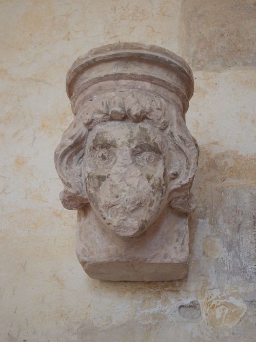 culot : Tête humaine (n°85) - © Ministère de la Culture (France), Conservation des antiquités et des objets d’art de l'Yonne – Tous droits réservés
