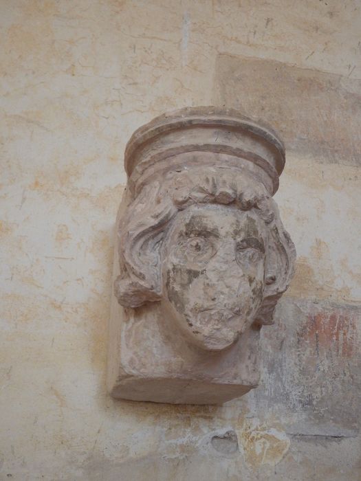 culot : Tête humaine (n°85) - © Ministère de la Culture (France), Conservation des antiquités et des objets d’art de l'Yonne – Tous droits réservés 