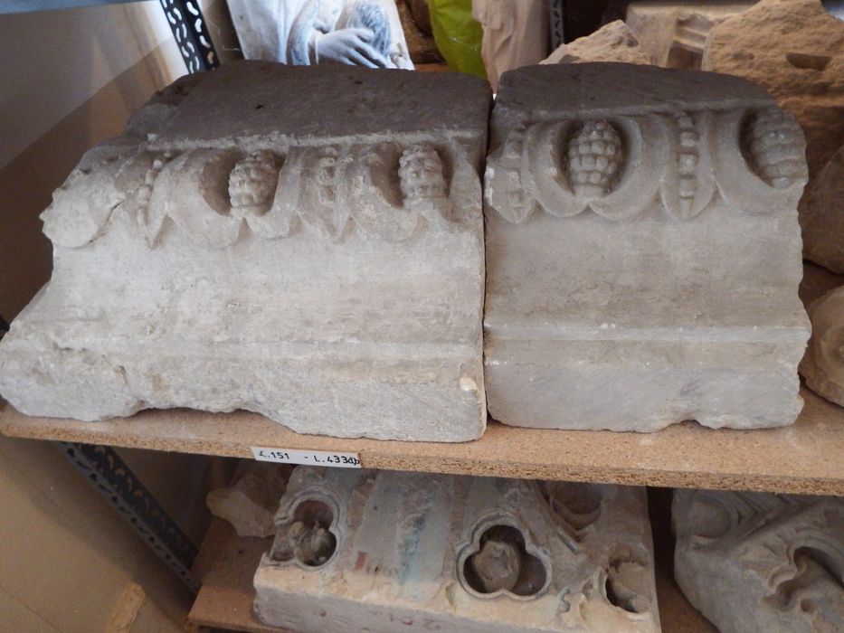 deux fragments d'une imposte (n°151) - © Ministère de la Culture (France), Conservation des antiquités et des objets d’art de l'Yonne – Tous droits réservés