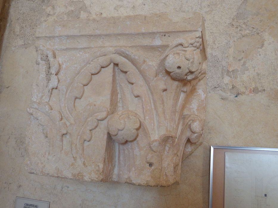 chapiteau : Crochets et feuilles (n°154) - © Ministère de la Culture (France), Conservation des antiquités et des objets d’art de l'Yonne – Tous droits réservés