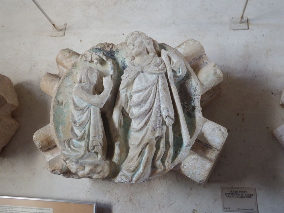 clef de voûte historiée : L'Apparition du Christ à la Madeleine (n°155) - © Ministère de la Culture (France), Conservation des antiquités et des objets d’art de l'Yonne – Tous droits réservés