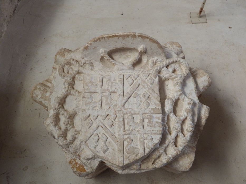 clef de voûte : Armoiries ecclésiastiques d’Antoine Sanguin dit le cardinal de Meudon, abbé de Vézelay de 1542 à 1560 (n°156) - © Ministère de la Culture (France), Conservation des antiquités et des objets d’art de l'Yonne – Tous droits réservés