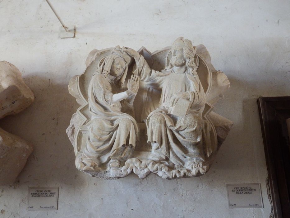 clef de voûte historiée : Le Couronnement de la Vierge (n°157) - © Ministère de la Culture (France), Conservation des antiquités et des objets d’art de l'Yonne – Tous droits réservés