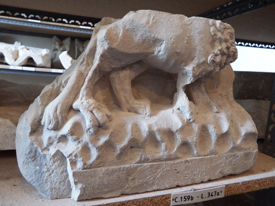 partie inférieure d'un tympan encastré : Le Christ triomphant (n°159) - © Ministère de la Culture (France), Conservation des antiquités et des objets d’art de l'Yonne – Tous droits réservés 