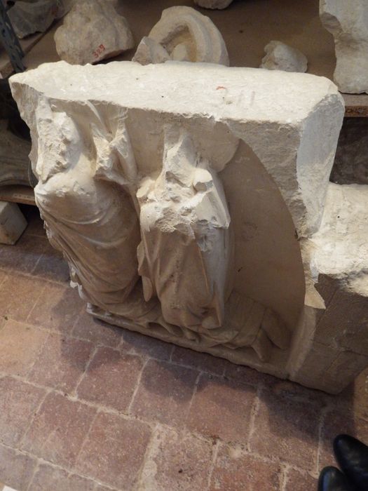 partie du tympan (n°160) - © Ministère de la Culture (France), Conservation des antiquités et des objets d’art de l'Yonne – Tous droits réservés