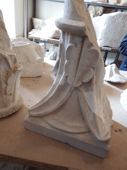 chapiteau à crochets (n°165) - © Ministère de la Culture (France), Conservation des antiquités et des objets d’art de l'Yonne – Tous droits réservés