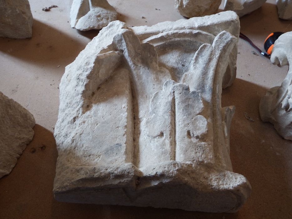 chapiteau à feuilles (n°166) - © Ministère de la Culture (France), Conservation des antiquités et des objets d’art de l'Yonne – Tous droits réservés