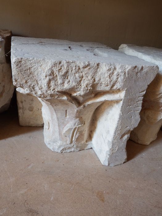 chapiteau : Décor de feuilles (n°174) - © Ministère de la Culture (France), Conservation des antiquités et des objets d’art de l'Yonne – Tous droits réservés