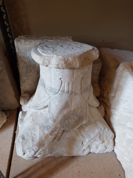 chapiteau : Décor de feuilles (n°175) - © Ministère de la Culture (France), Conservation des antiquités et des objets d’art de l'Yonne – Tous droits réservés