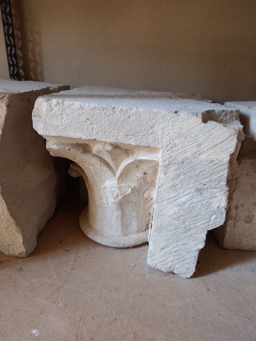 chapiteau : Décor de feuilles (n°176) - © Ministère de la Culture (France), Conservation des antiquités et des objets d’art de l'Yonne – Tous droits réservés