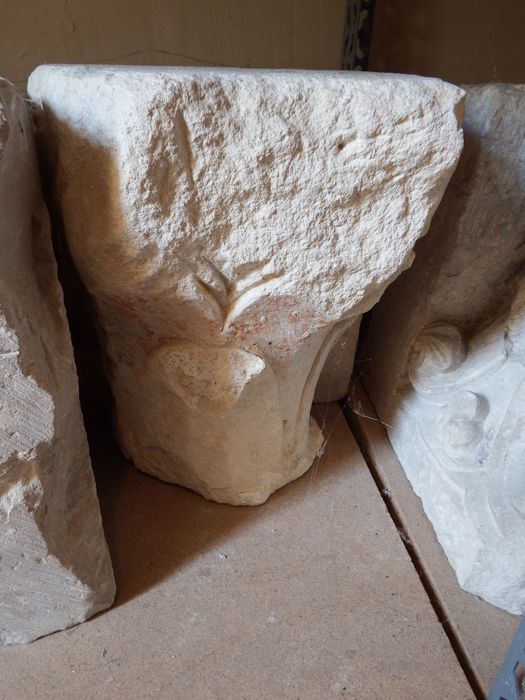 chapiteau : Décor de feuilles (n°177) - © Ministère de la Culture (France), Conservation des antiquités et des objets d’art de l'Yonne – Tous droits réservés