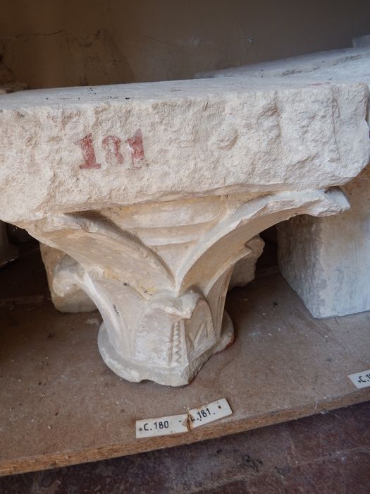 chapiteau : Décor de feuilles (n°180) - © Ministère de la Culture (France), Conservation des antiquités et des objets d’art de l'Yonne – Tous droits réservés