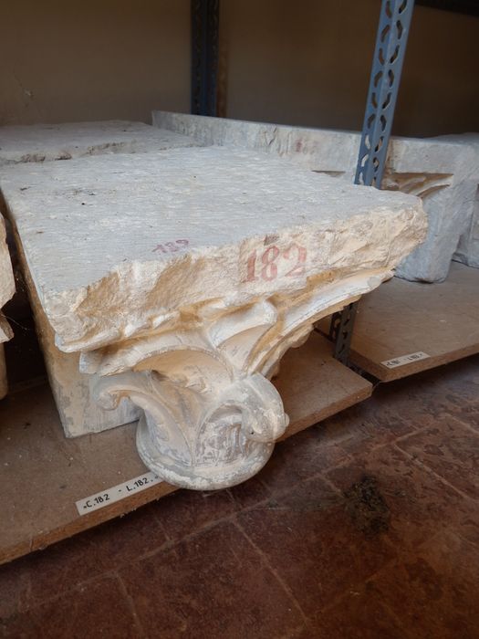 chapiteau : Décor de feuilles (n°182) - © Ministère de la Culture (France), Conservation des antiquités et des objets d’art de l'Yonne – Tous droits réservés