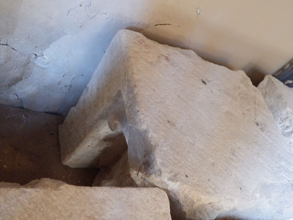 chapiteau : Décor de feuilles (n°183) - © Ministère de la Culture (France), Conservation des antiquités et des objets d’art de l'Yonne – Tous droits réservés