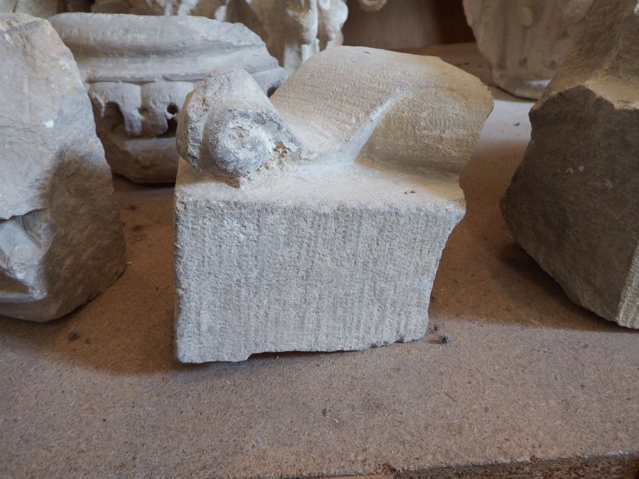 fragment de base avec griffe (n°184) - © Ministère de la Culture (France), Conservation des antiquités et des objets d’art de l'Yonne – Tous droits réservés