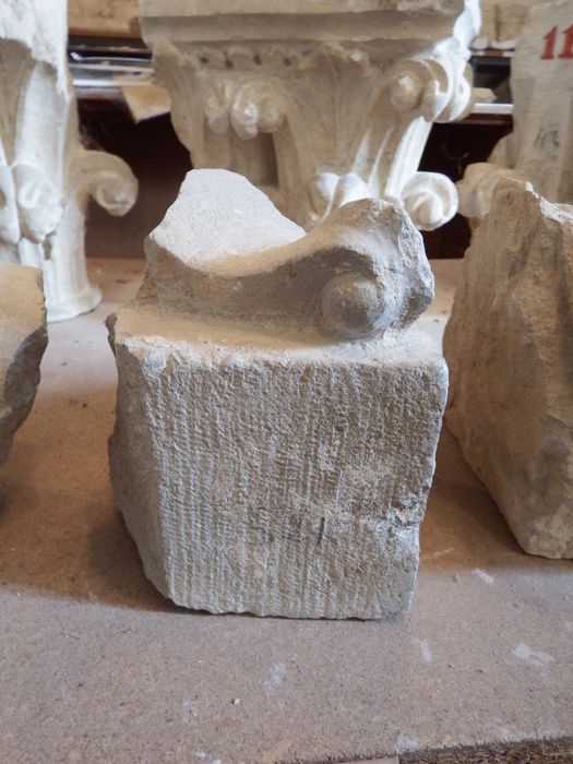 fragment de base avec griffe (n°185) - © Ministère de la Culture (France), Conservation des antiquités et des objets d’art de l'Yonne – Tous droits réservés