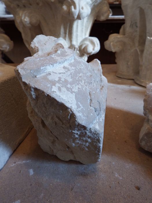 fragment de base avec griffe (n°186) - © Ministère de la Culture (France), Conservation des antiquités et des objets d’art de l'Yonne – Tous droits réservés