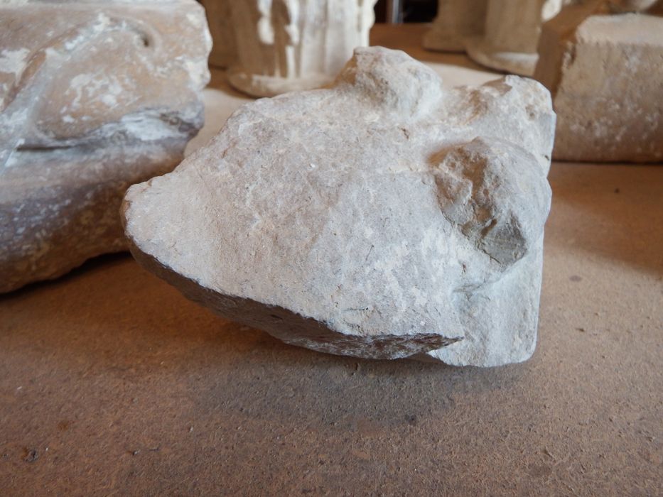 fragment de base avec griffe (n°188) - © Ministère de la Culture (France), Conservation des antiquités et des objets d’art de l'Yonne – Tous droits réservés