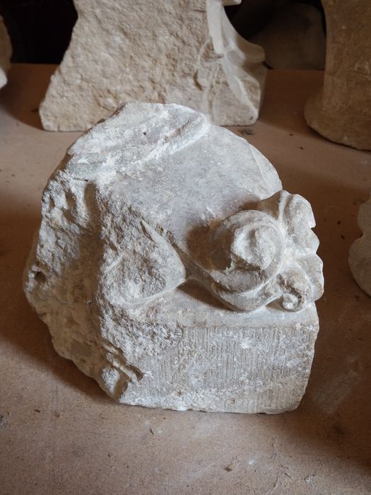 fragment de base avec griffe (n°194) - © Ministère de la Culture (France), Conservation des antiquités et des objets d’art de l'Yonne – Tous droits réservés