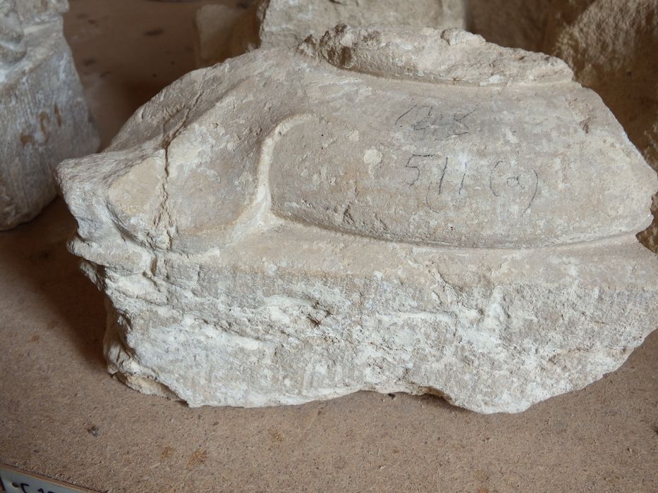 fragment de base avec griffe (n°195) - © Ministère de la Culture (France), Conservation des antiquités et des objets d’art de l'Yonne – Tous droits réservés