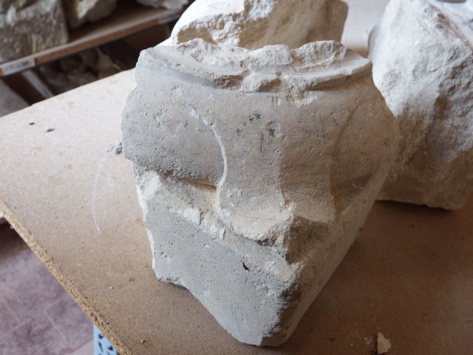fragment de base avec griffe n°1 (n°196) - © Ministère de la Culture (France), Conservation des antiquités et des objets d’art de l'Yonne – Tous droits réservés