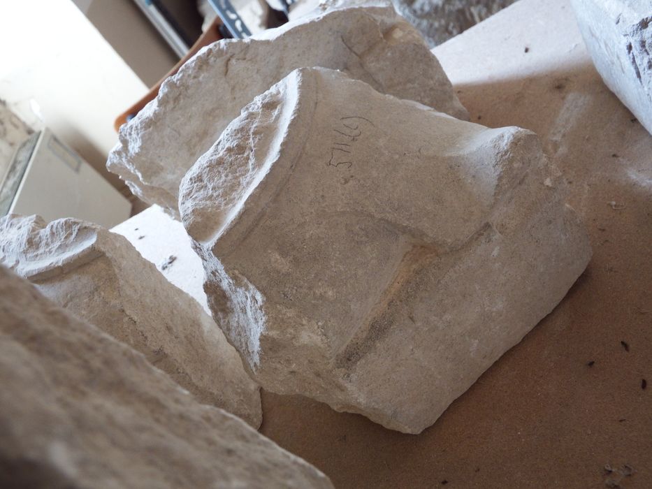 fragment de base avec griffe n°2 (n°196) - © Ministère de la Culture (France), Conservation des antiquités et des objets d’art de l'Yonne – Tous droits réservés 