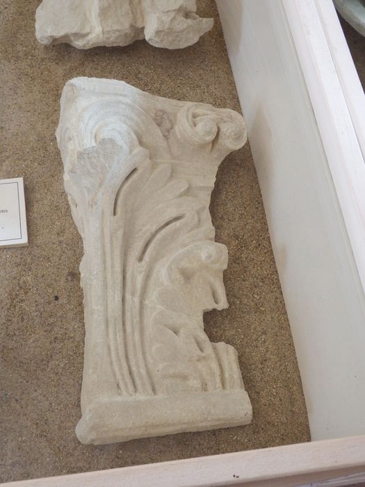 fragment de chapiteau n°1 : Décor d'acanthes (n°199) - © Ministère de la Culture (France), Conservation des antiquités et des objets d’art de l'Yonne – Tous droits réservés