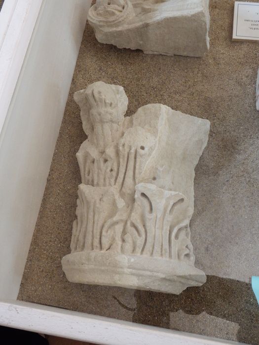 fragment de chapiteau : Décor d'acanthes (n°198) - © Ministère de la Culture (France), Conservation des antiquités et des objets d’art de l'Yonne – Tous droits réservés