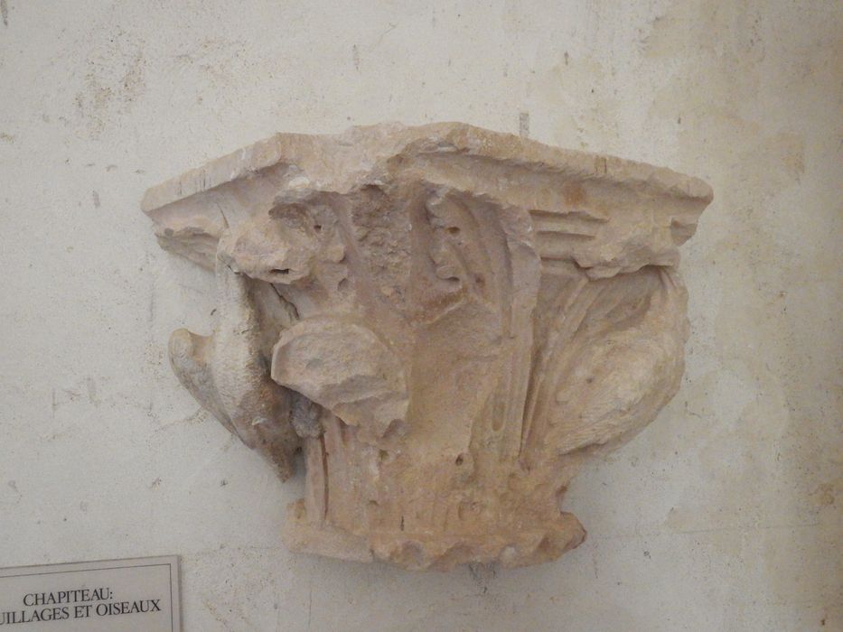 chapiteau : Décor d'acanthes et d'oiseaux (n°200) - © Ministère de la Culture (France), Conservation des antiquités et des objets d’art de l'Yonne – Tous droits réservés