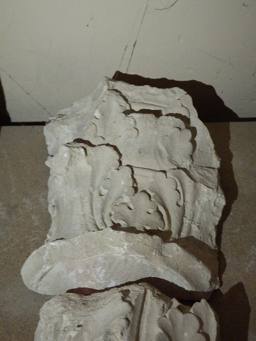 fragment de chapiteau : Décor de feuillages (n°201) - © Ministère de la Culture (France), Conservation des antiquités et des objets d’art de l'Yonne – Tous droits réservés