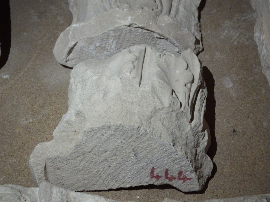 fragment de chapiteau (n°202) - © Ministère de la Culture (France), Conservation des antiquités et des objets d’art de l'Yonne – Tous droits réservés