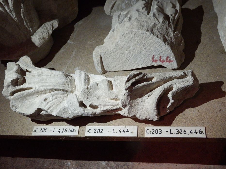 fragment de chapiteau (n°203) - © Ministère de la Culture (France), Conservation des antiquités et des objets d’art de l'Yonne – Tous droits réservés