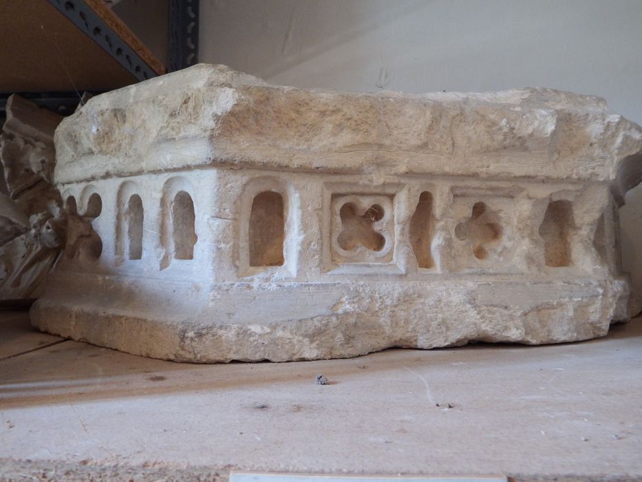 fragment de soubassement décoré (n°205) - © Ministère de la Culture (France), Conservation des antiquités et des objets d’art de l'Yonne – Tous droits réservés