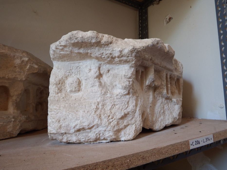 soubassement décoré (n°206) - © Ministère de la Culture (France), Conservation des antiquités et des objets d’art de l'Yonne – Tous droits réservés