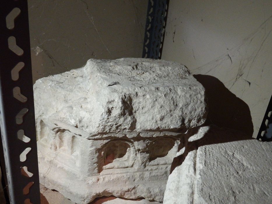 fragment de soubassement décoré (n°207) - © Ministère de la Culture (France), Conservation des antiquités et des objets d’art de l'Yonne – Tous droits réservés