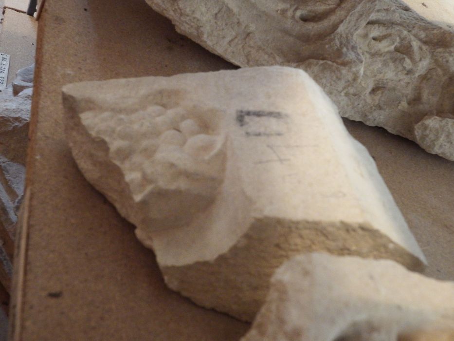 fragment de cannelure décorée (n°209) - © Ministère de la Culture (France), Conservation des antiquités et des objets d’art de l'Yonne – Tous droits réservés